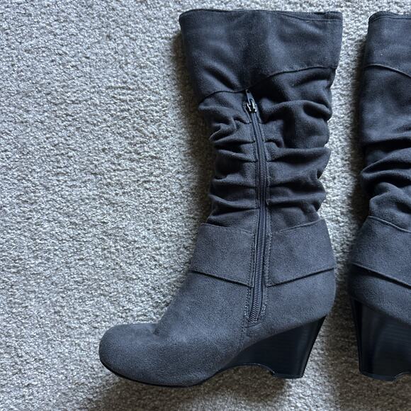 Journee Collection Gray Suede Wedge Zip Up Boots w/Buckle Accents Women’s Size 6 - Picture 6 of 12